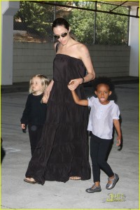 Анджелина Джоли ведет детей на танцы