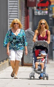 Джессика Альбa гуляет со своей дочерью и матерью