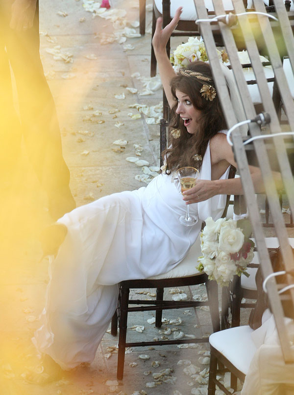 Милла Йовович пьет шампанское на свадьбе. 