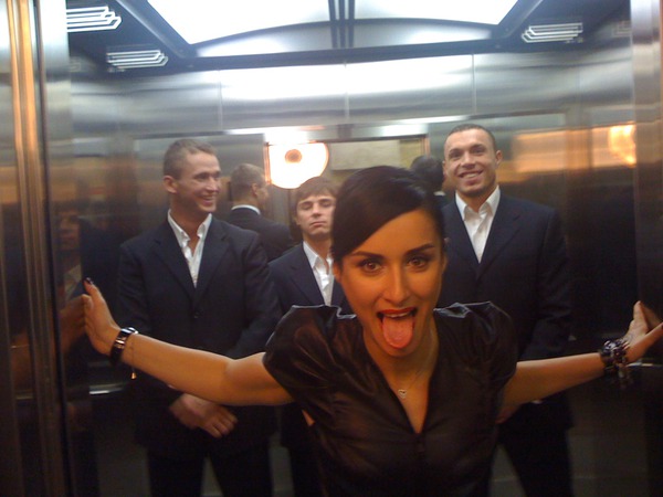 Тина Канделаки в лифте показывает язык