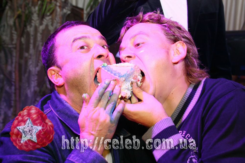 Фоззи и Виктор Павлик кушают тортик