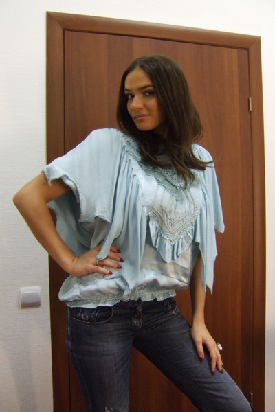 Алена Водонаева в шикарной винтажной блузке