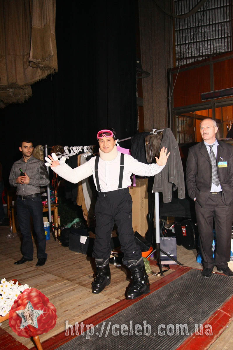 Владимир Зеленский в костюме лыжника на записи шоу "95 квартал"