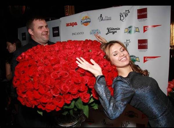 Виктория Боня получила в подарок гигантский букет красных роз