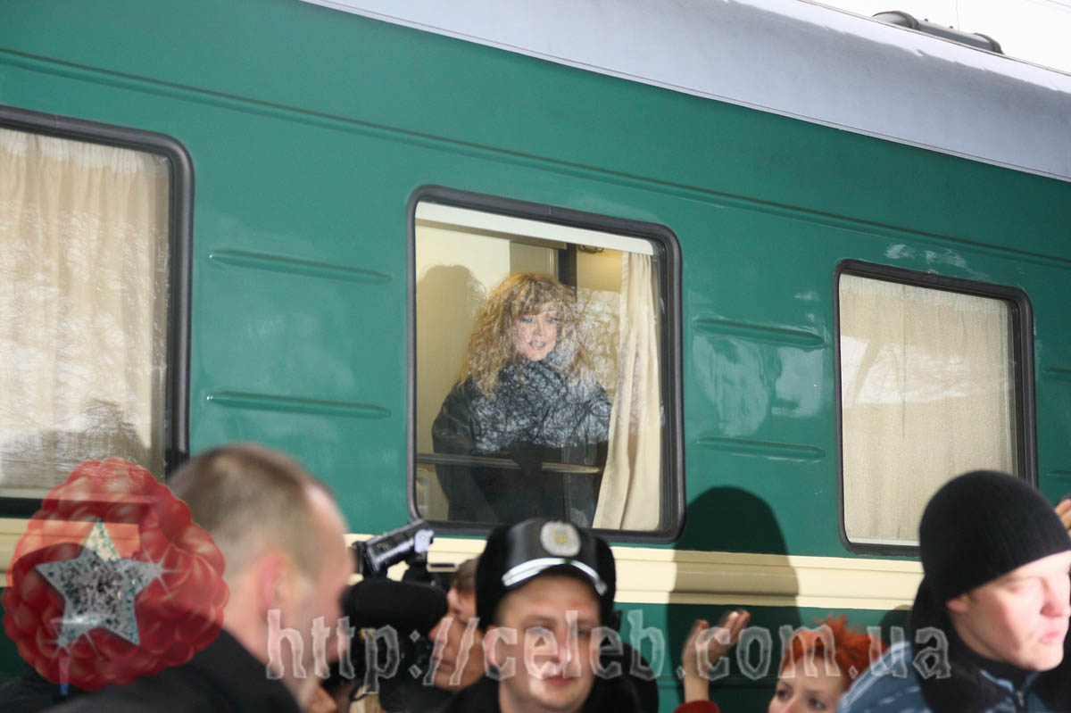 Перед выходом Алла Борисовна долго смотрела в окно вагона в ожидании, пока секьюрити растолкают толпу обезумевших фанатов.