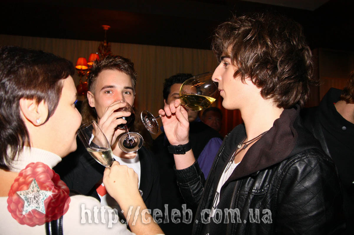 Дантес и Олейник увлеклись шампанским на вечеринке Viva!