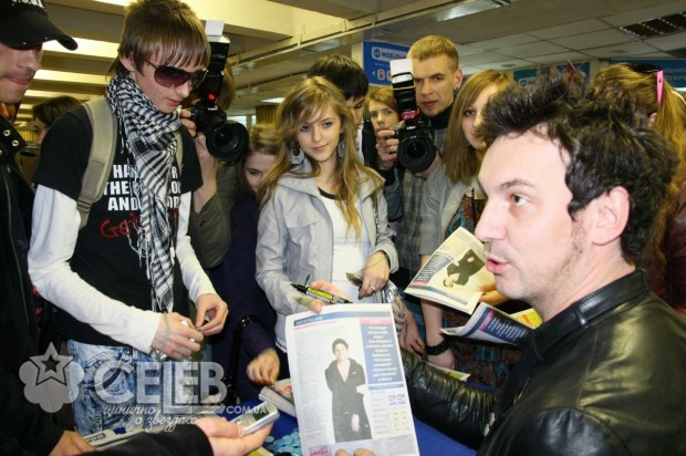 Валерий Харчишин раздает в метро автографы