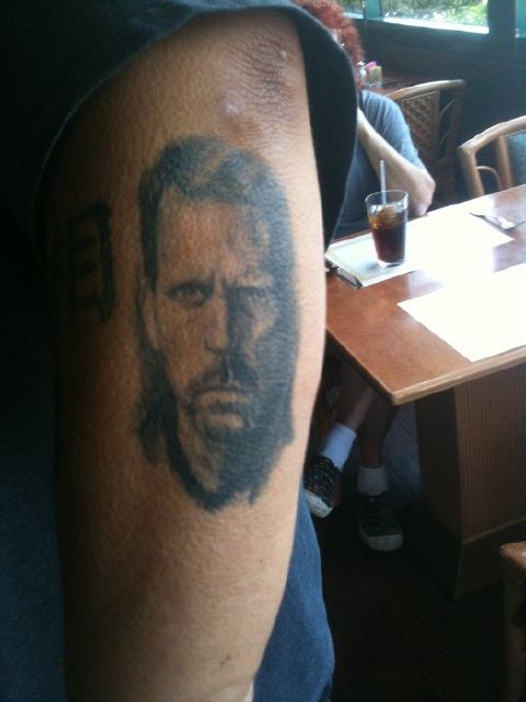 Татуировка с изображением Доктора Хауса
