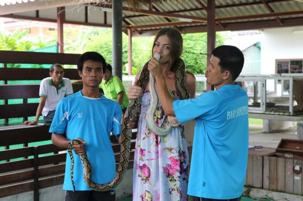 Юлия Кавтарадзе в Таиланде целуется со змеей