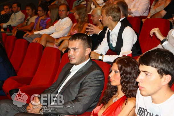 Виктор Янукович-младший с женой в кинотеатре "Украина"