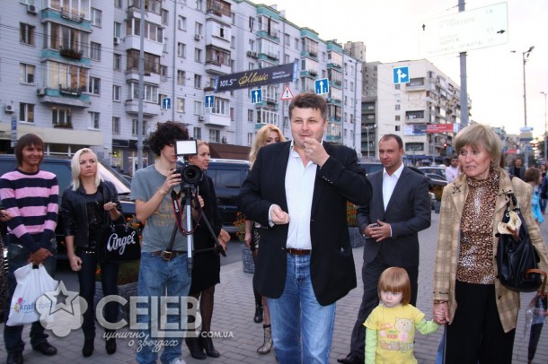Олег Пинчук плюет семечки на "Мисс Украина 2010"