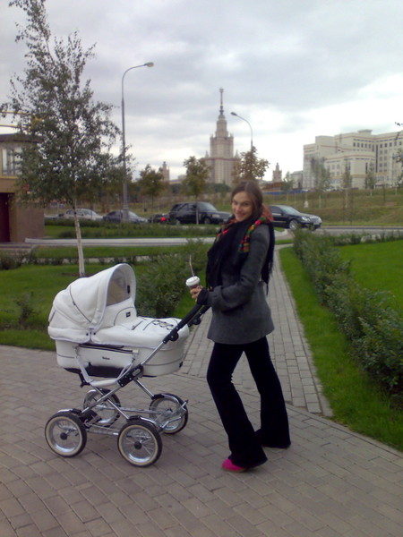 Алена Водонаева гуляет с сыном Богданом в коляске