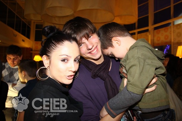 Александр Лещенко с женой и сыном на премьере "Гарри Поттер: Дары смерти"