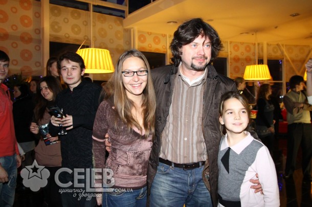 Остап Ступка с женой и дочерью на премьере "Гарри Поттер: Дары смерти"
