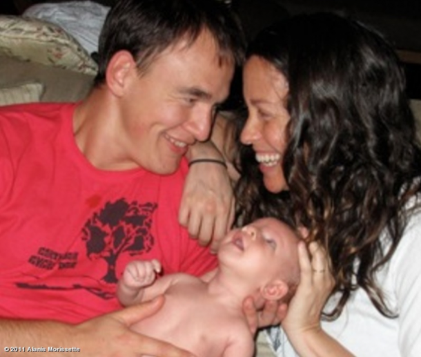 Аланис Мориссетт с мужем и сыном