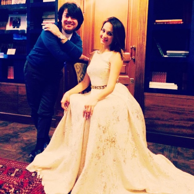 Валентин Юдашкин и Софи Кальчева в свадебном платье