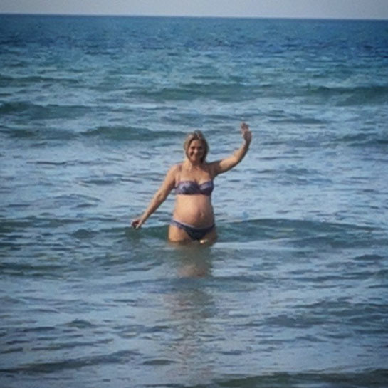Беременная жена Антона Макарского купается с ледяном море