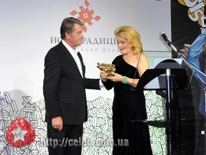 Виктор Ющенко вручает Катрин Денев "Скифского оленя" Виктор Ющенко вручает Катрин Денев "Скифского оленя"