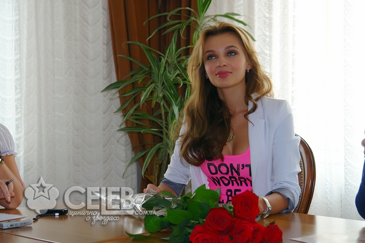 «Третья вице-мисс Вселенная» вернулась в Украину с деньгами и шоколадками