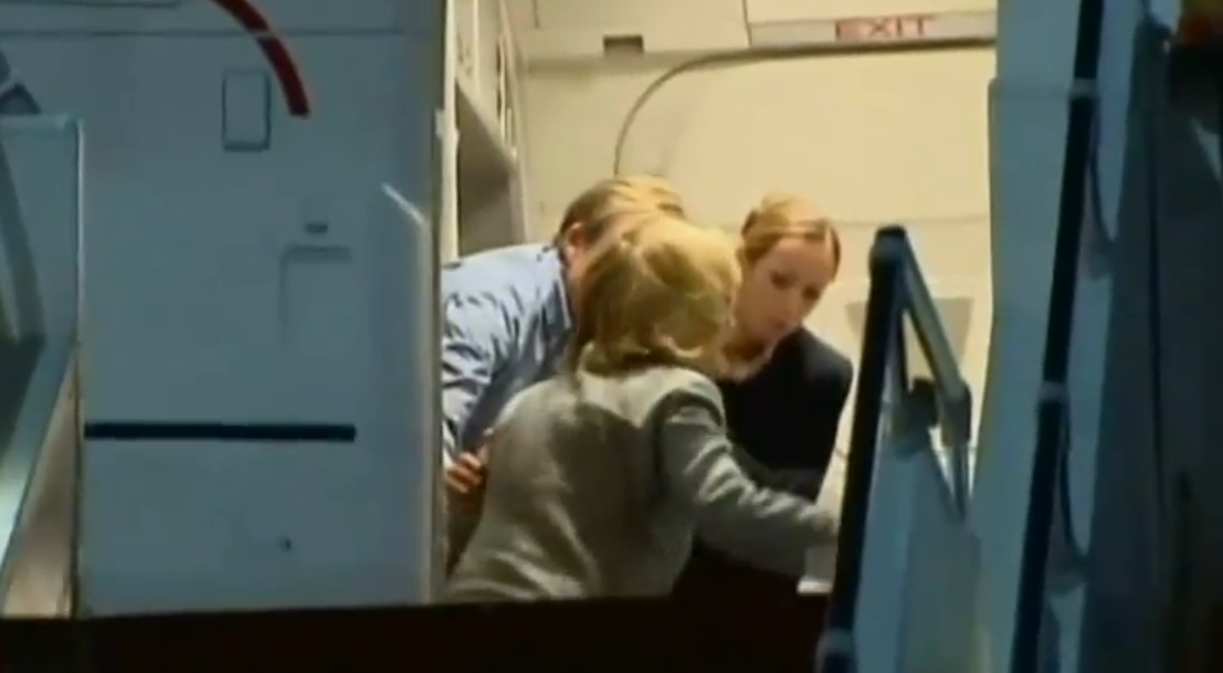 Хиллари Клинтон упала на трапе самолета (ВИДЕО)