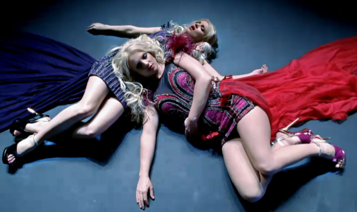 Бритни Спирс напичкала свой клип Hold It Against Me рекламой под завязку (ВИДЕО)