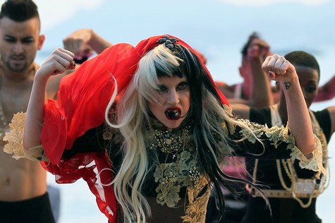 Леди Гага на открытии Каннского кинофестиваля (ВИДЕО)