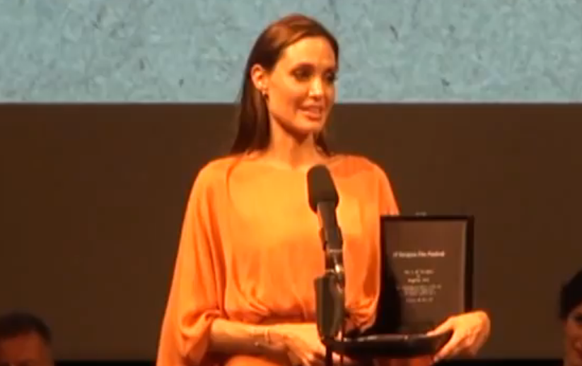 Анджелина Джоли едва не расплакалась, когда ей вручали награду “Сердце Сараево” (ВИДЕО)