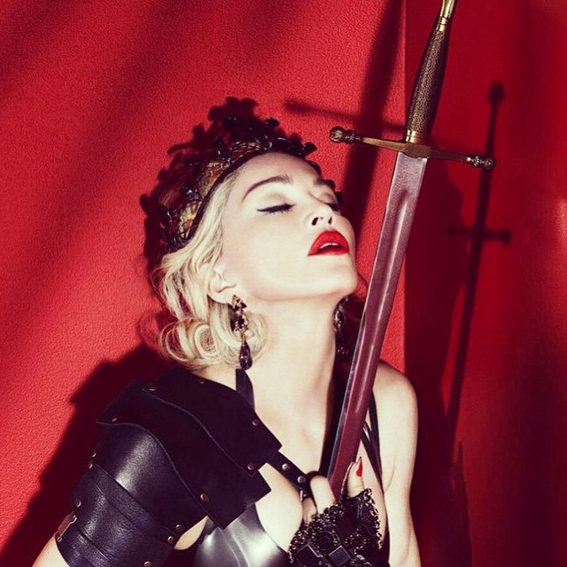 Мадонна упала со сцены во время выступления ВИДЕО